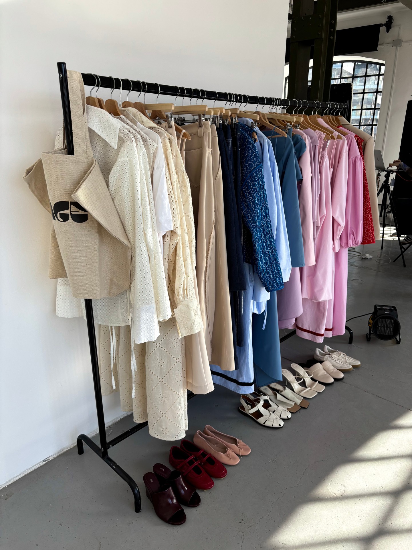 Az anyagválasztás itt nem csak esztétikai, hanem etikai kérdés is