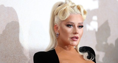 Christina Aguilera egy szál bugyiban lépett a vörös szőnyegre, és elképesztően sikkesen viselte