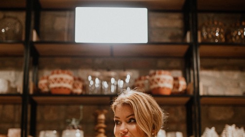 Nagy Kata a város legmenőbb helyére látogatott ma el egy gyönyörű selyemruhában