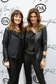 Cindy Crawford a kollekció bemutatóján, Düsseldorfban Sara Oakley-val, a Yessica divatkoordinátorával