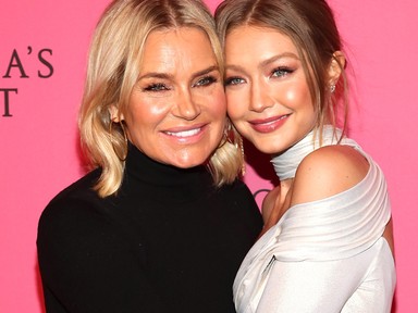 Gigi és Bella Hadid 55 éves édesanyja fehérneműs fotójával lányait is lekörözi