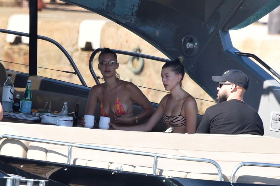 A karantén nem fogott ki rajtuk: Bikiniben mulatott Bella Hadid és Hailey Bieber egy jachton