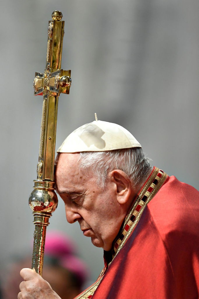 „Sokszor előfordul, hogy a találkozás konfliktusba ágyazódik. Ahol párbeszédet folytatnak, ott konfliktus keletkezik: logikus és előre látható, hogy így legyen. Nem szabad félnünk tőle, sem letagadnunk, hanem el kell fogadnunk.” – Ferenc pápa szerint a nézeteltérések természetes részei az emberi kapcsolatoknak. A konfliktus nem kudarc, hanem a megértés és fejlődés lehetősége, ha nyitottsággal és elfogadással közelítünk felé.