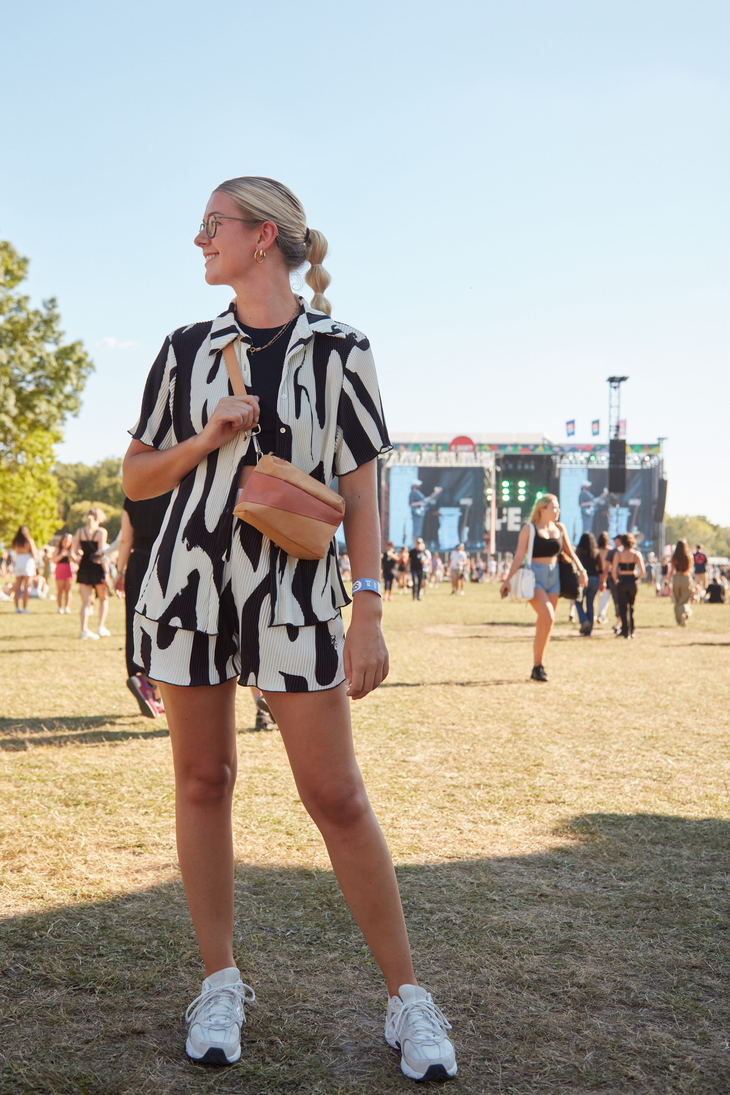 Jemaine (Hollandia) - Ing és sort: GUST&GUSTO, Top: PRIMARE, Táska: SUSAN BIJL, Tornacipő: NEW BALANCE