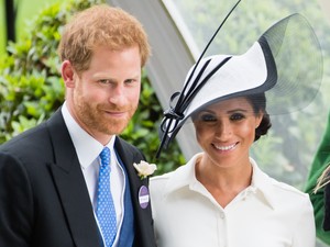 Meghan Markle két tökéletes nyári szettet, Harry herceg pedig pucér felsőtestet villantott a lovaspóló meccsen