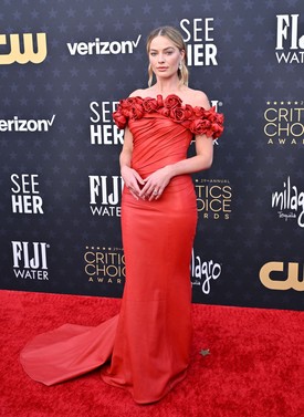 Margot Robbie egy gyönyörű Balmain kreációban lépett a vörös szőnyegre