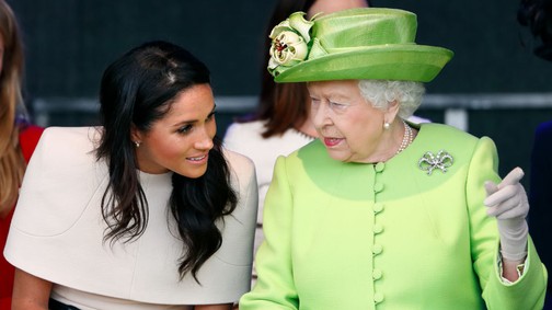 Erzsébet királynő nem finomkodott: ezzel a két brutális szóval kritizálta Meghan Markle esküvői ruháját