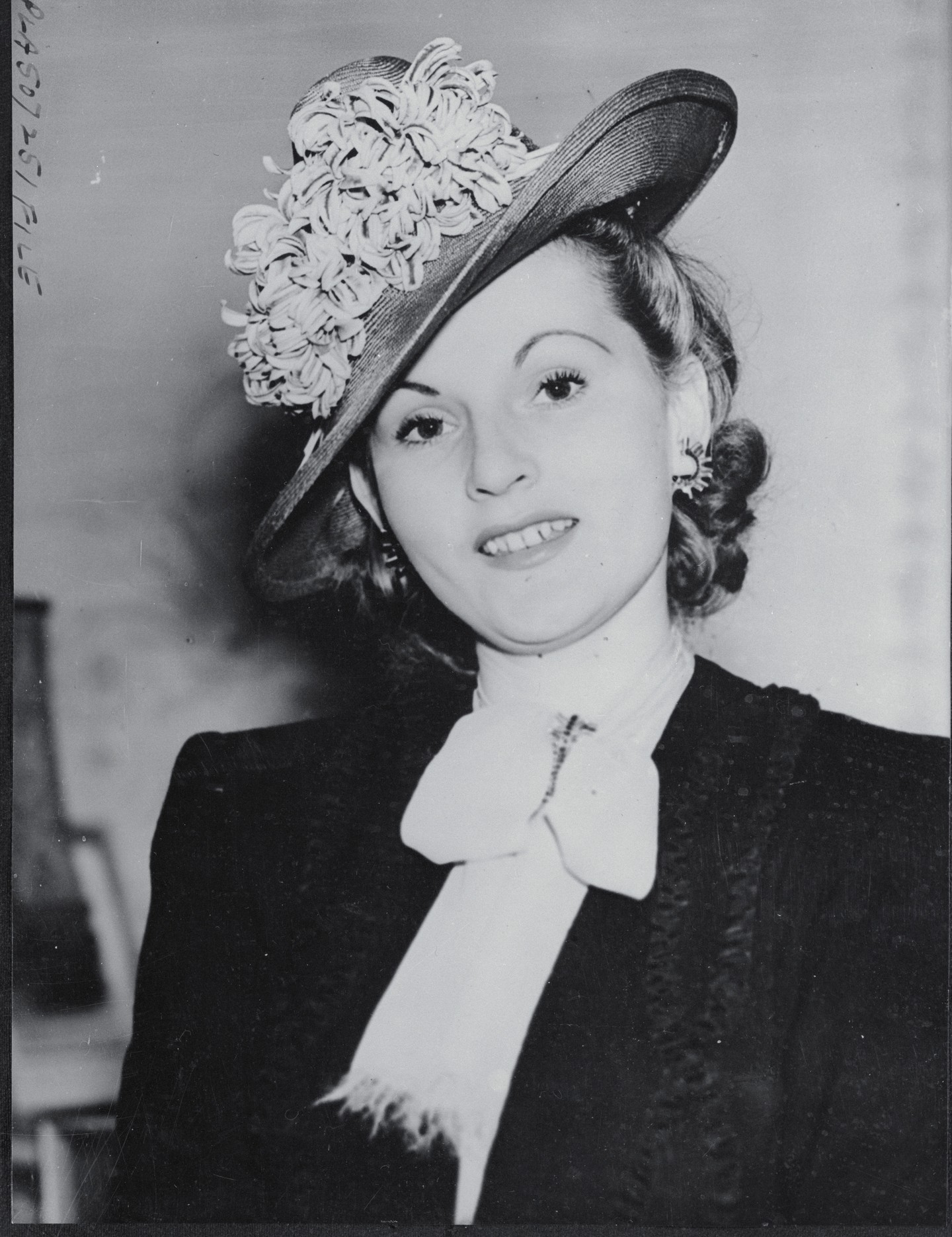 1939-ben Gábor Zsazsa Burhan Belge török diplomata felesége volt. Mindössze 15 évesen ment először férjhez. 
