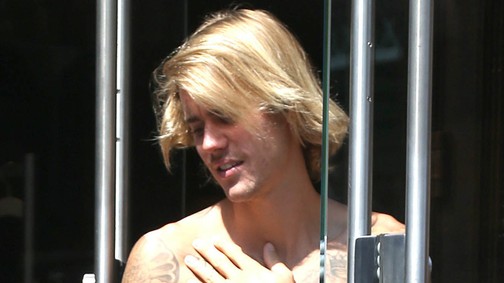 Justin Bieber nem bírja a hőséget, póló nélkül flangál