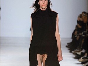 A trend, ami biztos nem fut be: Rick Owens péniszvillantós ruhái
