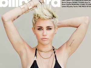 Mélyen dekoltált fürdőruhában Miley Cyrus