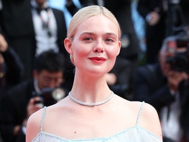 Elle Fanning mélyen kivágott pucérruhában uralja a vörös szőnyeget, csak úgy árad belőle a meztelenség