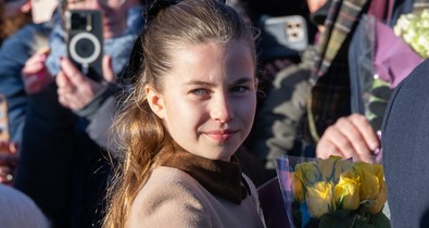 A kamerák előtt tett példátlan dolgot Sarolta hercegnő, már most Erzsébet királynőt látják benne