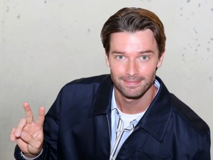 Patrick Schwarzenegger és menyasszonya arcpirító fotói lángra lobbantották az internetet: a Fehér Lótusz sztárja egy szál alsónadrágban pózol a kamerák előtt