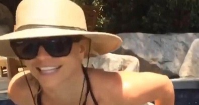 Ezúttal videón illegeti magát a bikinis Britney Spears