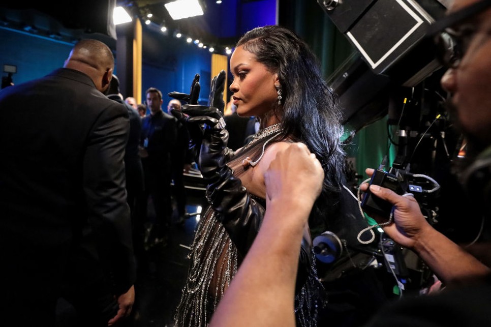 Rihanna az Oscar gála backstage-ben a fellépése előtt