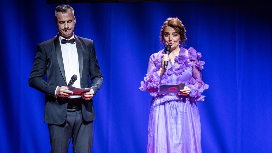 Seres Gerda műsorvezetőnő a VIKTORIA VARGA lila maxiruhájában tündökölt a Magyar Mozgókép Fesztivál díjátadó gáláján