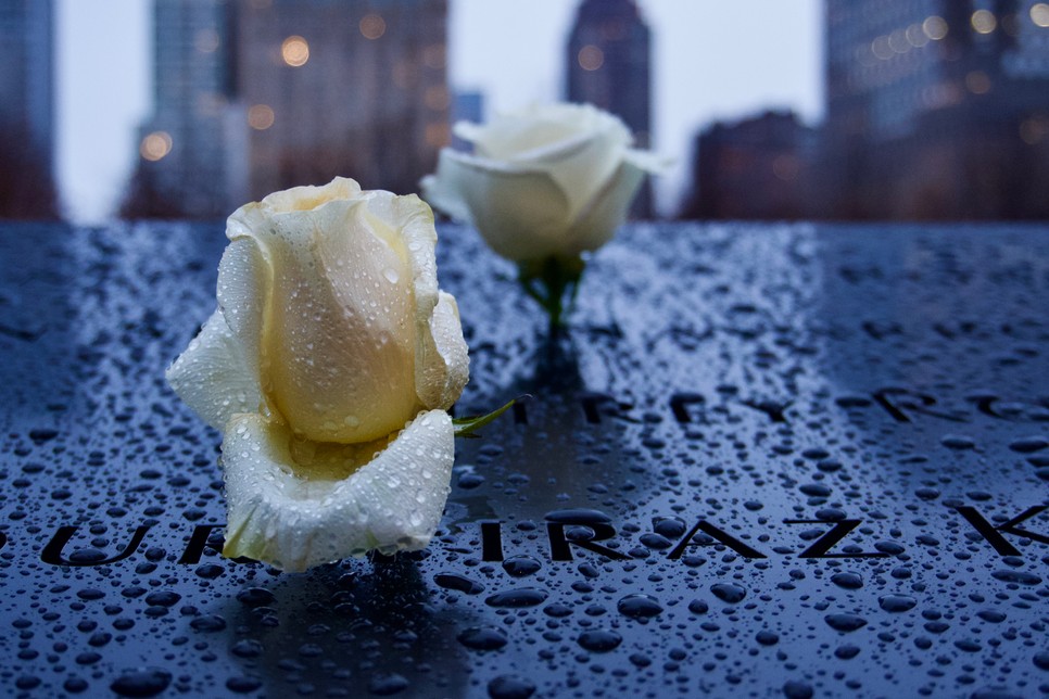 Az áldozatok nevébe tűzött fehér rózsa az elhunyt születésnapját jelképezi