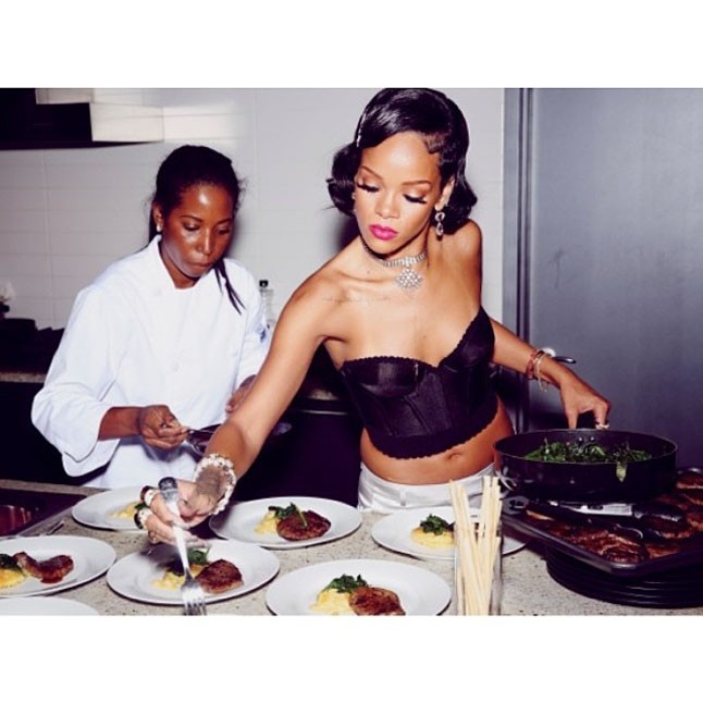 És még a tálalásból is kivette a részét.