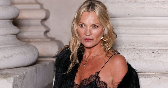Az 52 éves Kate Moss bevállalta a meztelenruhát, és nem is viselhetné ennél stílusosabban