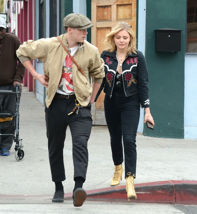 Victoria Beckham végigcsókolta családját bemutatója után és ez lett a New York-i divathét legaranyosabb pillanata