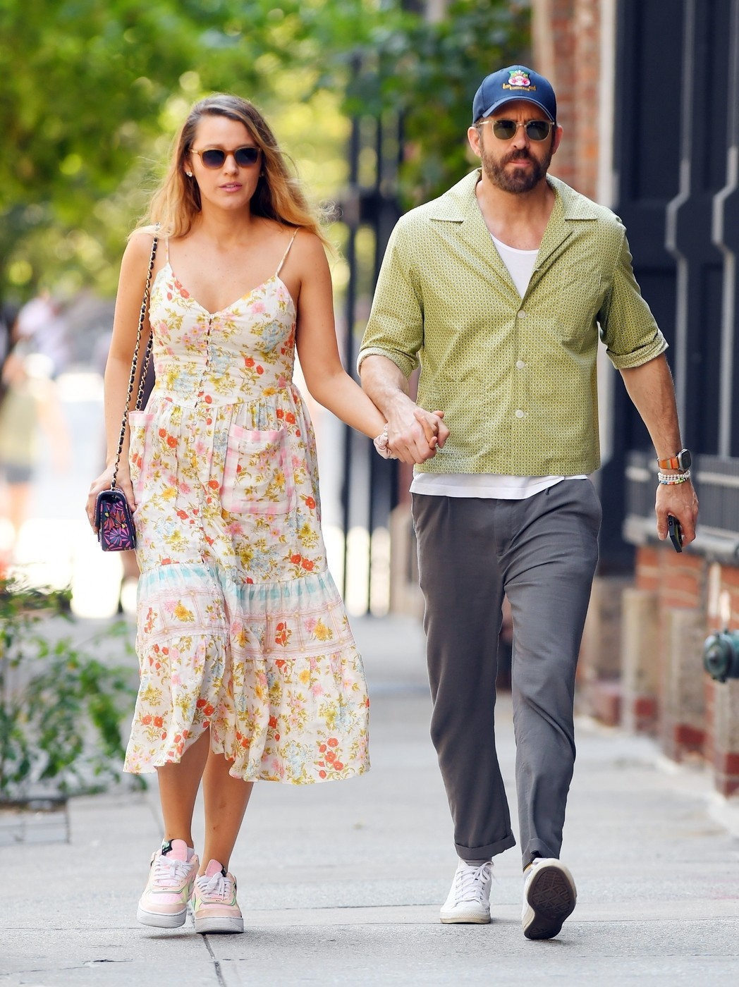 Blake Lively és Ryan Reynolds 2023 őszén, amikor a nyár még mindig perzselt New York városában. Lively most sem rejtette véka alá Chanel iránti rajongását, és egy gyönyörű cross-body darabot vitt magával, amely tökéletes passzolt lenge virágos maxiruhájához, melyhez egy rózsaszín tornacipőt választott. Reynolds hozzá hasonlóan egy laza nyári szett mellett tette le a voksát. Mint mindig, a páros most is tökéletesen mutatott együtt!