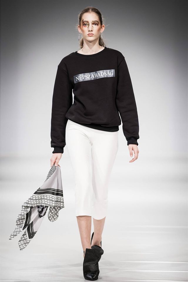 A THEFOUR a 2017-es tavaszi-nyári kollekciójának bemutatóján küldte a kifutóra a Népszabadság feliratú újságot