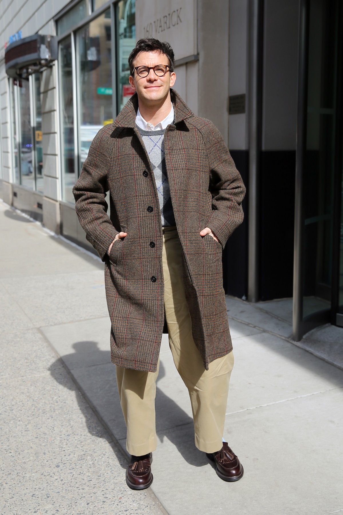 Luke Thompson 2026. március 2-án New Yorkban, az NPR stúdiójához érkezve tűnt fel a fotósok előtt. A Bridgerton művészlelkű Benedict Bridgertonját megformáló színész egy mintás kabátot, pulóvert és világos nadrágot viselt, ami klasszikus, kissé vintage hangulatot adott az outfitnek. A letisztult, intellektuális stílus szinte olyan, mintha a karaktere modern változatát látnánk New York-i utcáin.