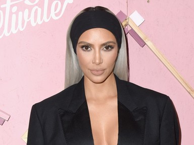 Kim Kardashian megint befestette a haját, és sokkal jobb így