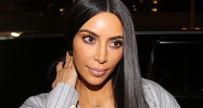 Kim Kardashian is befestette a haját, kettőt találhatsz milyenre