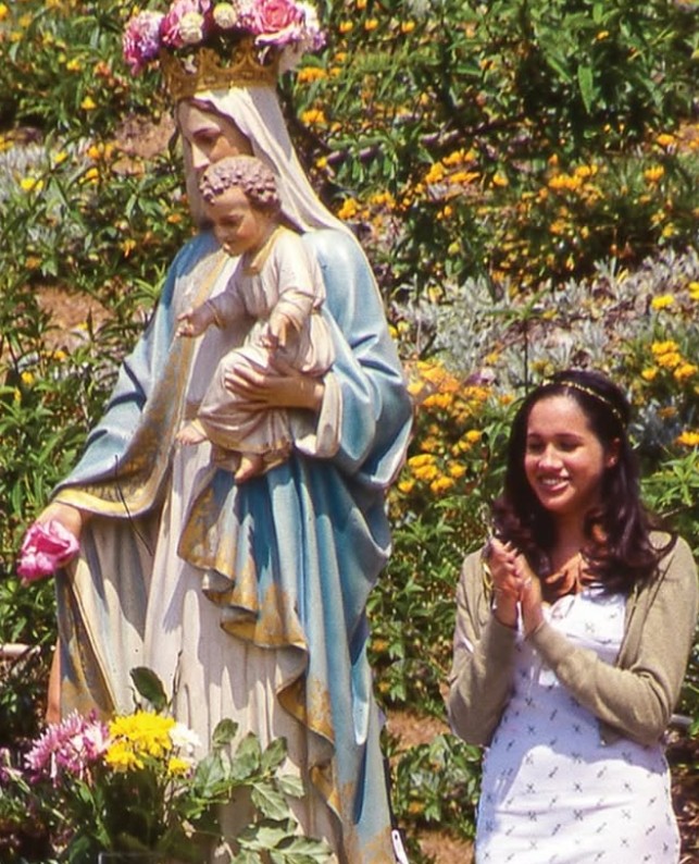 Ez a fotó egy középiskolás ünnepségen készült a tinédzser Meghan Markle-ről. A Los Anegles-i Immaculate Heart gimnáziumban tanult. 