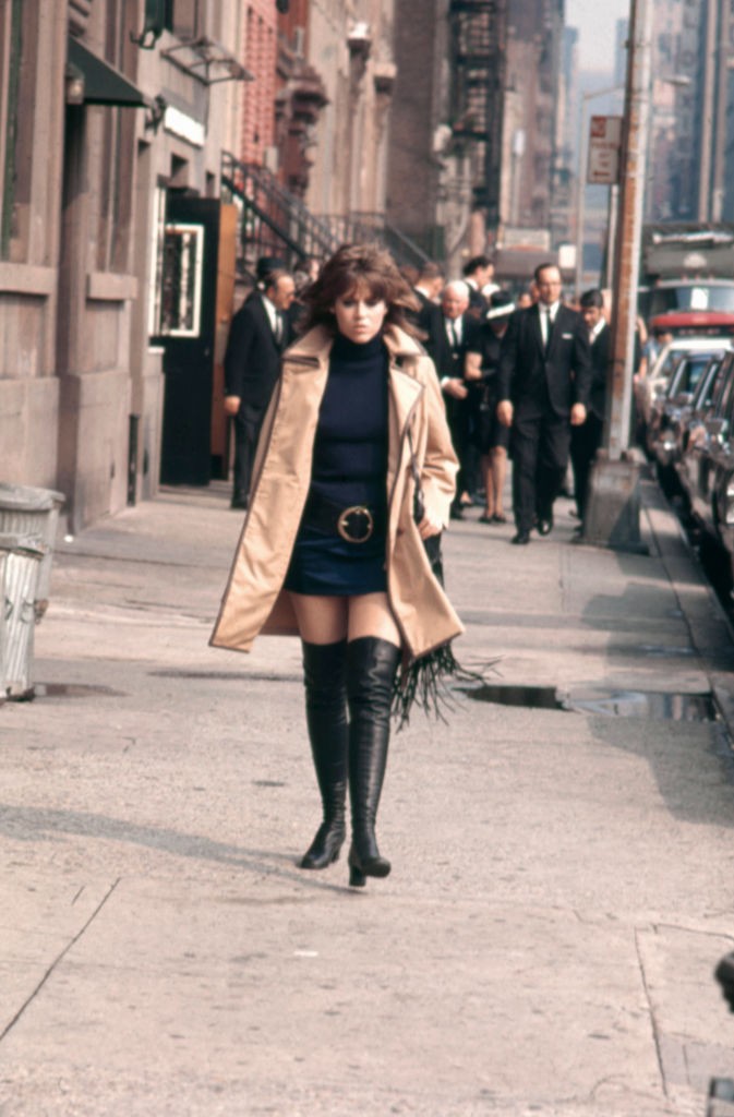 Jane Fonda itt már barna hajjal hódított, de a miniruhák iránti rajongása továbbra is megmaradt.