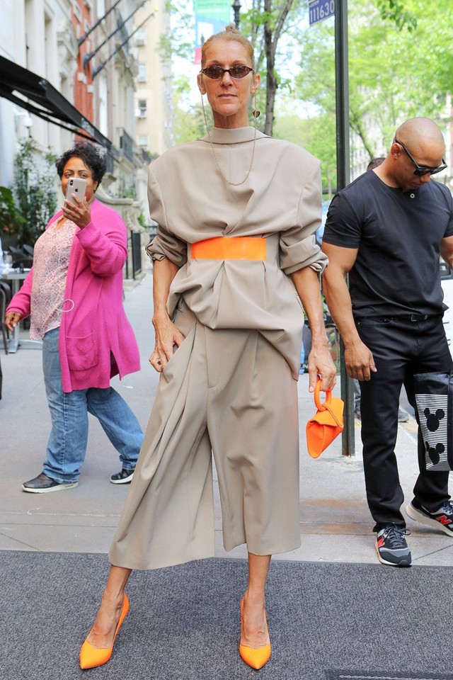 Celine Dion fordítva vette fel a blézert, és így tényleg sokkal jobban néz ki