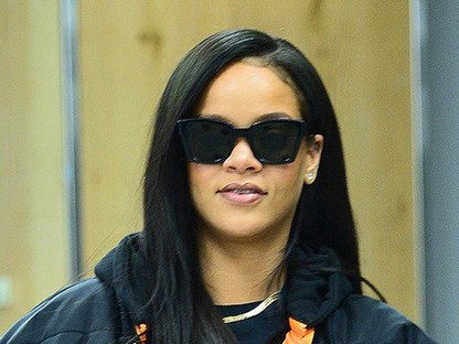 Beköszöntött az apokalipszis, Rihanna papucsban és zokniban sietett a repülőre!