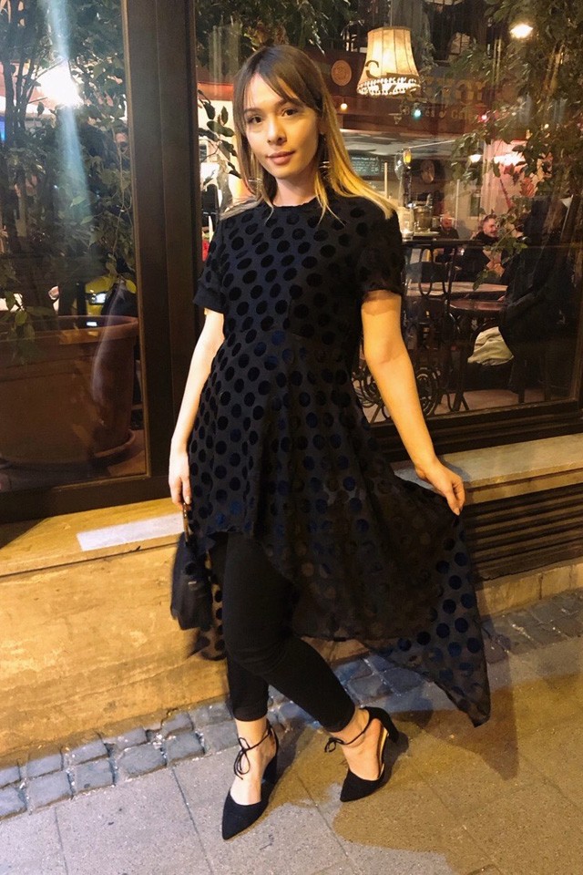 Szécsi Böbe ma nagy ünneplésben van, ehhez is öltözött ilyen csinos