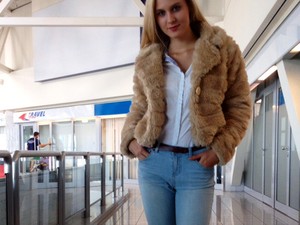 Repülőtéren a kényelem az első a bájos modellnek