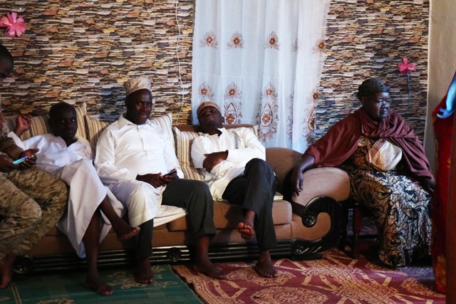 A menyasszony érkezésére várakozva a vőlegény házában.