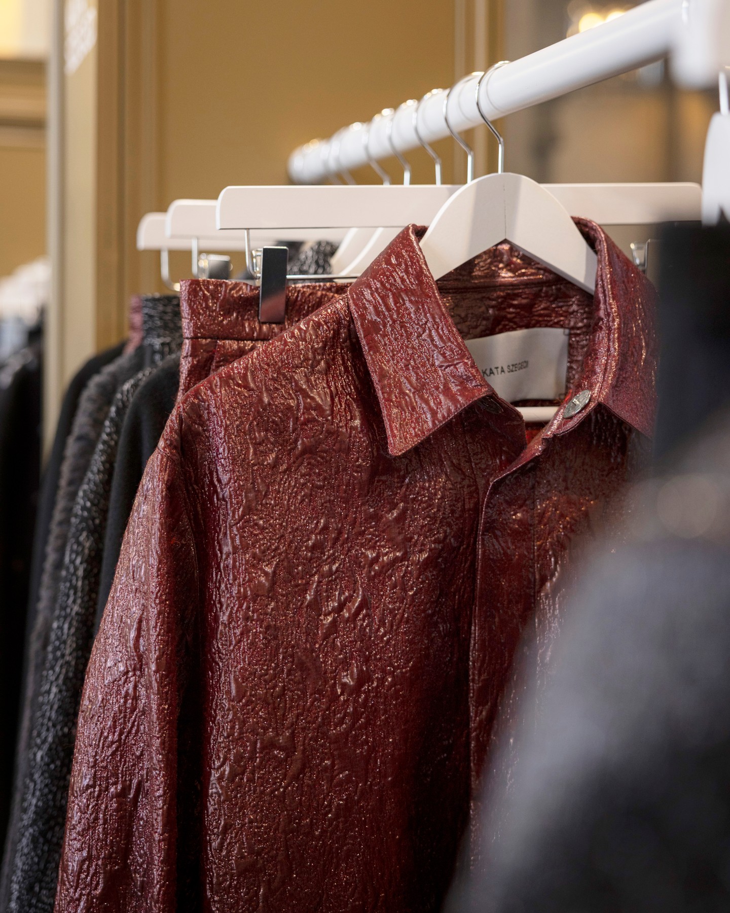 Szegedi Kata kreációit a nagyvárosi trendek és az önmegvalósítás rajongóinak ajánljuk