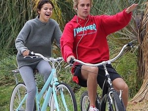 Justin Bieber csak arra vár, hogy Selena kimondja: hivatalosan is járnak!