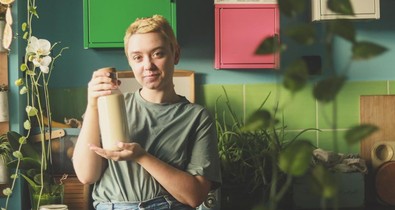 „Nem lelkiismeret-furdalást szeretnék ébreszteni, hanem inspirálni szeretném az embereket” – interjú Antal Évával, a Vászonzsákoslánnyal