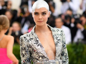 Nagyon megható a 8 éves rákos kislány, aki ezüst színűre festette a fejét