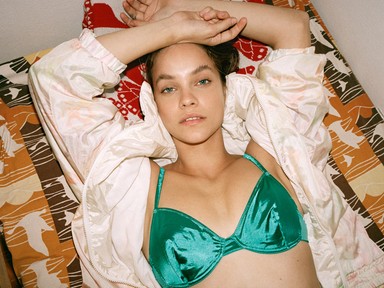 Palvin Barbara egy szál melltartóban reklámozza a magyar divatfotó kiállítást
