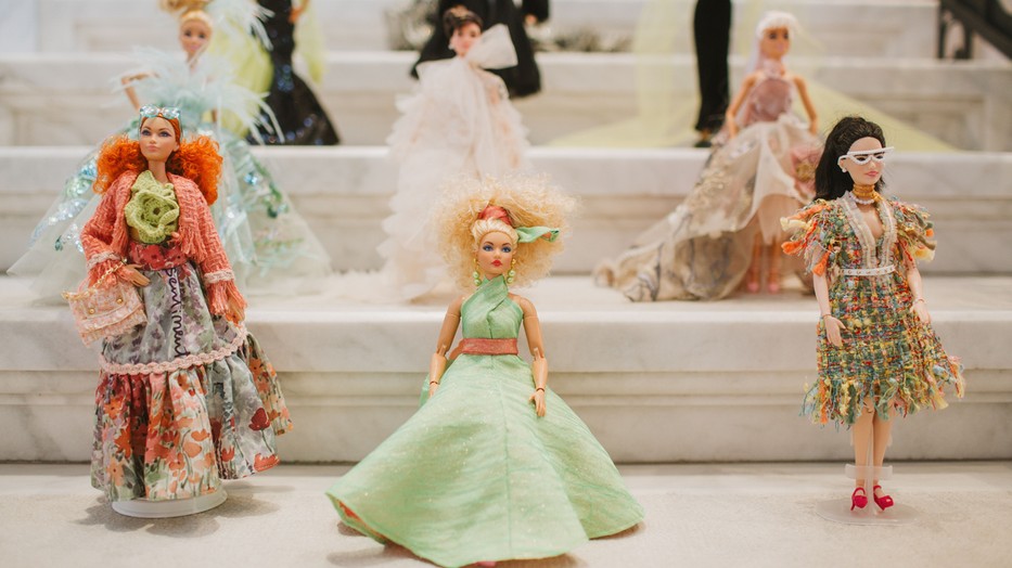 A Barbie baba 65. születésnapjára egy varázslatos ruhakollekciót tervezett Joó Beatrix, a Sentiments tervezője