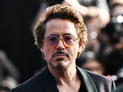 Megőrülünk Robert Downey Jr stílustrükkjétől