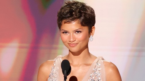 Zendaya álomszép meztelenruhában ragyogott az Emmy-gála vörös szőnyegén, káprázatosan festett a színésznő