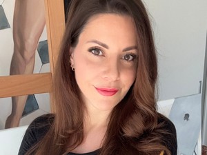 Carrie Bradshaw is megjelenik a brit VOGUE felfedezettje, Pál Dóra festményein