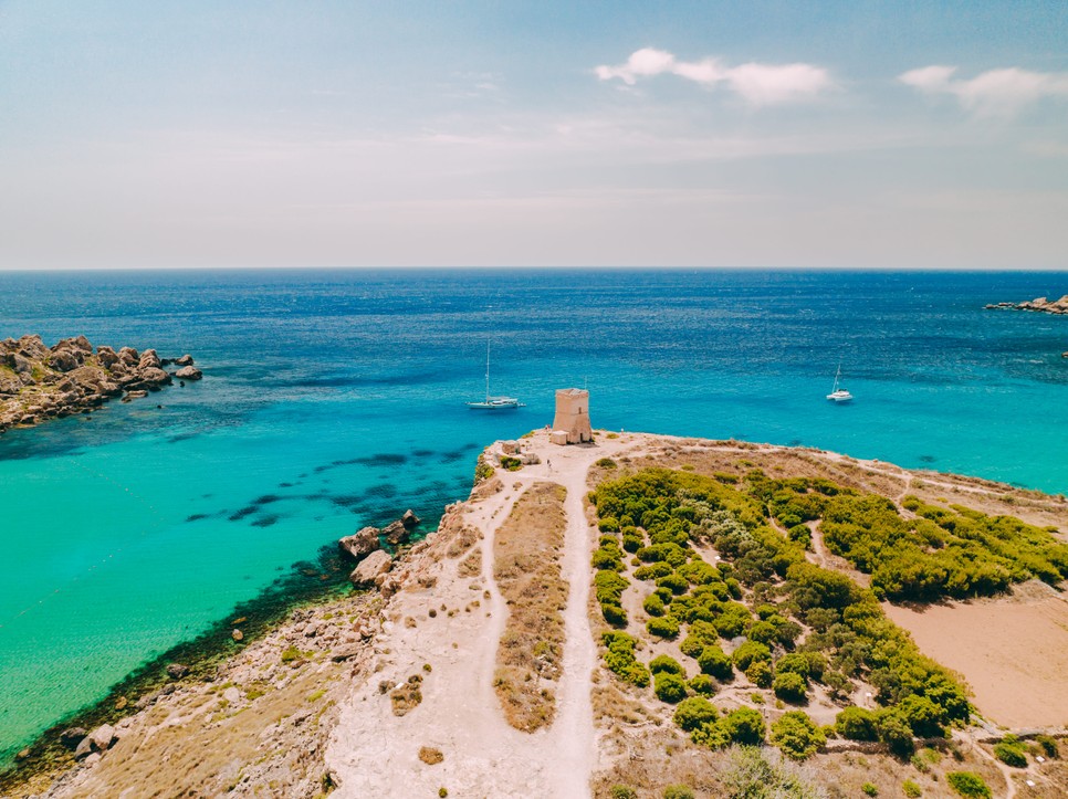A Għajn Tuffieħa torony egyike azoknak az erődtornyoknak, amelyeket az 57. máltai nagymester építtetett a szigetek partvédelmi hálózatának részeként