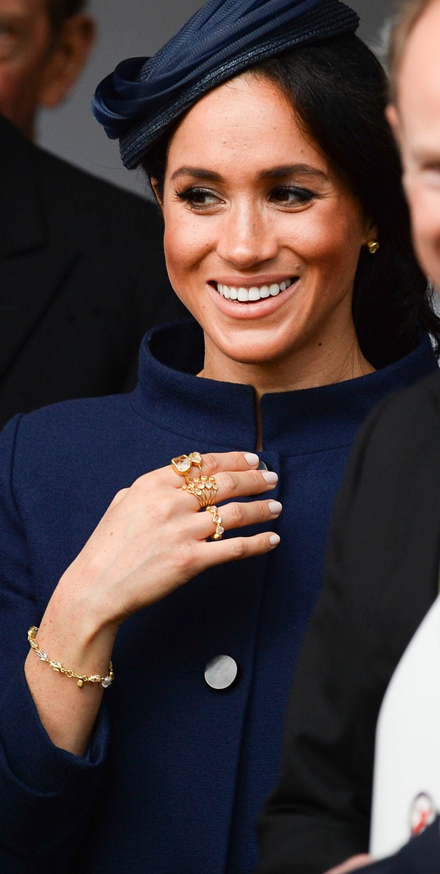 Meghan Markle szettje unalmas, de több mint 2 milliót érő ékszereivel nem spórolt