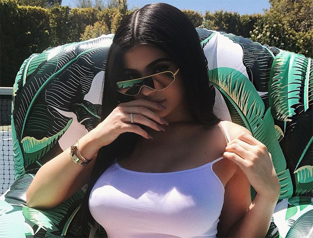 Kylie Jenner napszemüvegben