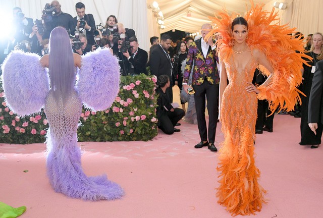 Kendall és Kylie Jenner a Met gálán